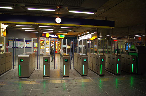 防尾随三辊闸_三辊闸摆闸分工和作用