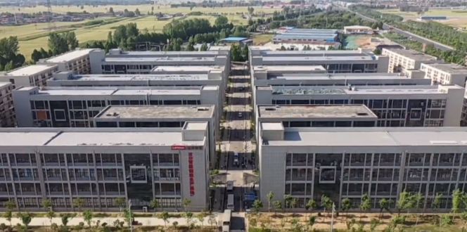 通过数据挖掘和IoT技术的赋能，构建车间的数据“大脑”，实现从制造执行、质量控制全过程的智能决策，降低企业运维成本。